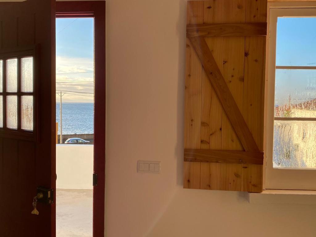 Agua E Sal - Seafront House, With Garden And Independent Suite. Holiday home Ribeira Quente
