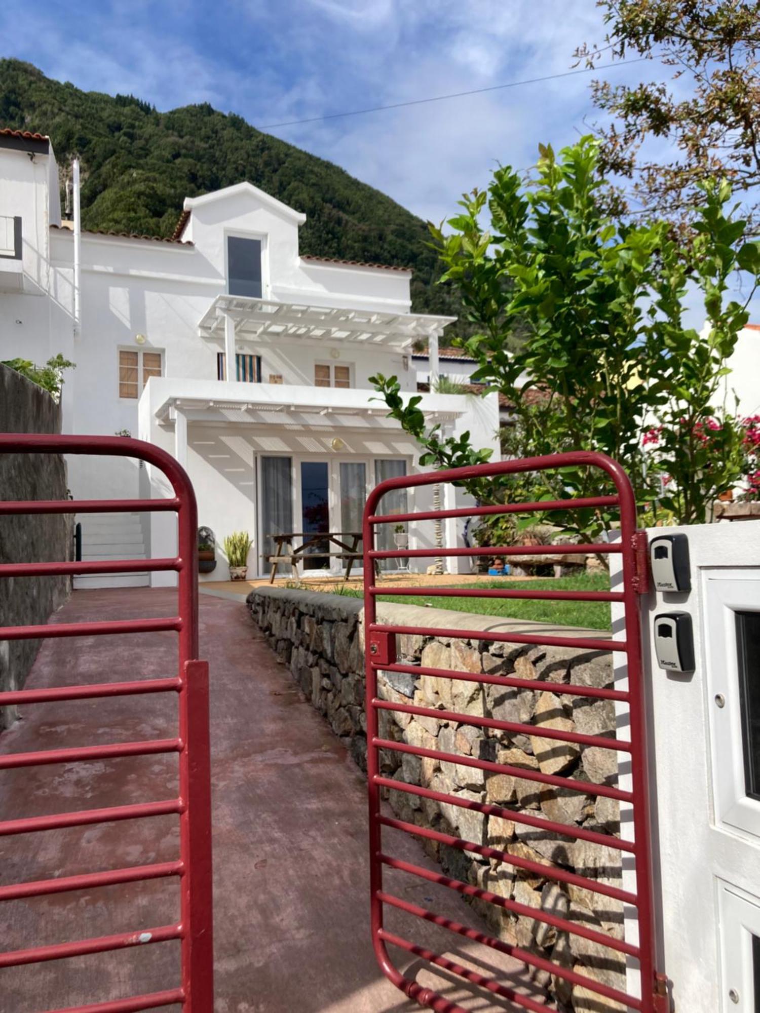 Agua E Sal - Seafront House, With Garden And Independent Suite. Holiday home Ribeira Quente