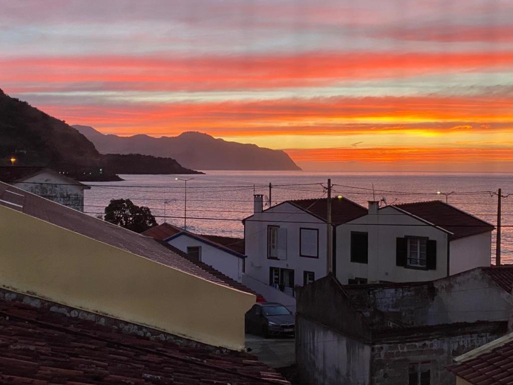 Agua E Sal - Seafront House, With Garden And Independent Suite. Ribeira Quente